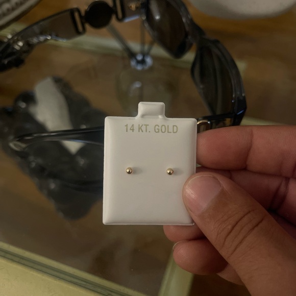 Small Earrings gold 14k 💯 - Picture 2 of 2